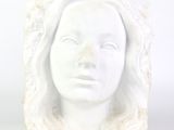 sculpture représentant le visage d'une femme, réalisée dans un bloc de marbre blanc