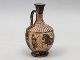 un vieux vase orné d'un motif en noir et blanc