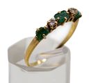 une image montrant un gros plan d'une bague en or sertie d'émeraudes