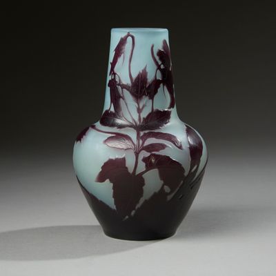 vase violet et blanc orné d'un motif de feuilles