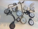 de nombreux modèles différents de montres de poche exposés au mur
