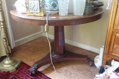 une petite table sur laquelle est posée une lampe, dans une pièce