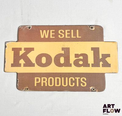 une affiche sur le mur indiquant que nous vendons des produits Kodak