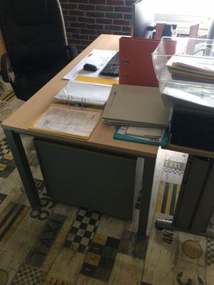 un bureau avec une chaise et un ordinateur dessus