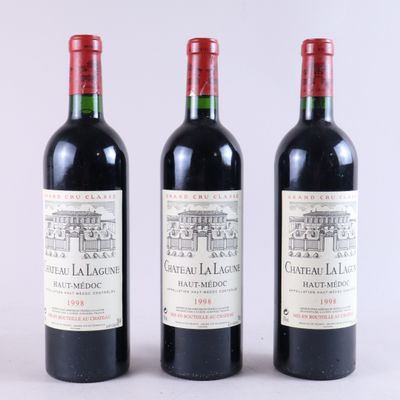 trois bouteilles de vin rouge posées côte à côte sur une table