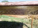 un gros plan d'un banc en bois orné de sculptures