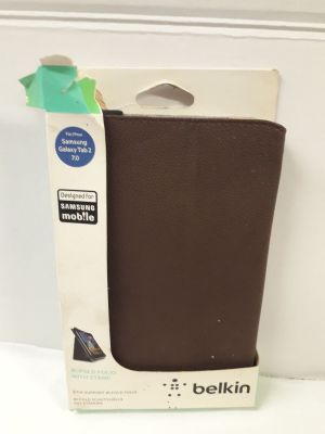 Emballage d'une coque de téléphone portable dans une boîte posée sur une surface blanche