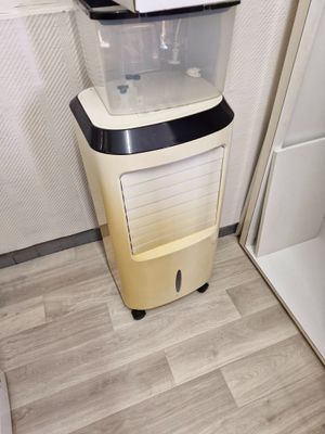 Climatiseur filaire sur roulettes en PVC noir et beige sans …