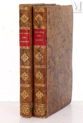 deux vieux livres posés l'un sur l'autre sur une surface blanche