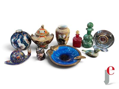 de nombreux types de vases et de bols sur la table
