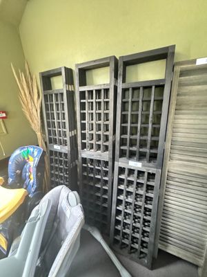 plusieurs chaises et une table dans une pièce où se trouvent plusieurs volets