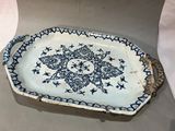 une assiette bleue et blanche ornée d'un motif floral