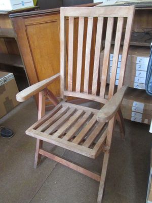 une chaise en bois qui se trouve au milieu d'une pièce
