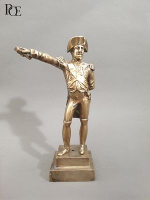 Epreuve en bronze doré représentant Napoléon Ier en pied deb…