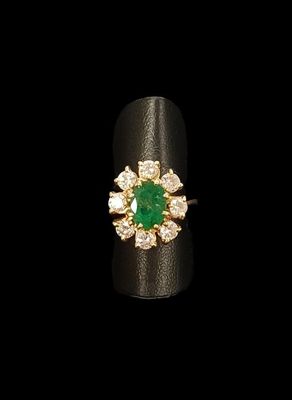 Bague en or 18K (750/oo) centré d'une émeraude ovale (résine…