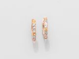 une paire de boucles d'oreilles en or ornées de pierres multicolores
