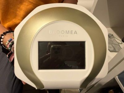 une femme qui tient une horloge numérique dans la main
