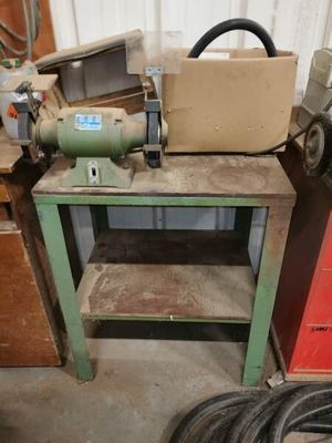 une machine posée sur une table dans un garage