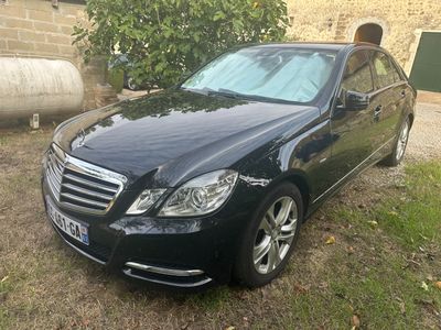 La Mercedes Classe S est garée devant un bâtiment en pierre.