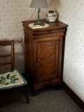 des toilettes situées dans un coin d'une pièce équipée d'un meuble en bois