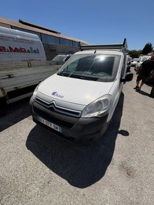 une camionnette blanche garée sur un parking à côté d'un camion blanc