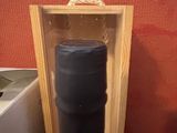 une bouteille de vin dans un coffret en bois sur une table