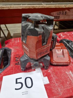 une photo d'une table rouge sur laquelle est posé un panneau noir et blanc