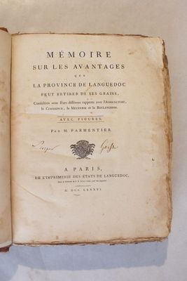 un livre ouvert sur une table, avec un stylo à l'intérieur