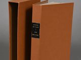 deux livres marron à la couverture noire, posés l'un sur l'autre
