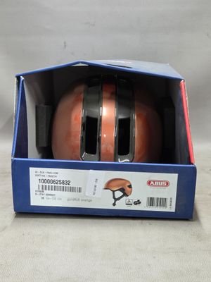 un casque qui se trouve dans une boîte posée sur une table