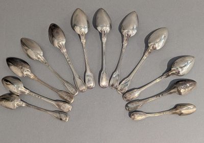 de nombreuses cuillères disposées en cercle sur la table