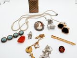 de nombreux bijoux posés sur une surface blanche