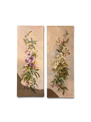 Deux tableaux représentant des fleurs sont accrochés l'un à côté de l'autre sur un mur.