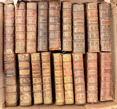 une boîte remplie de vieux livres posée sur une table en bois