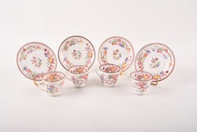 six assiettes et tasses en porcelaine sont disposées sur une surface blanche