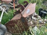 un tas de vieilleries dans la cour, à côté d'une bétonnière