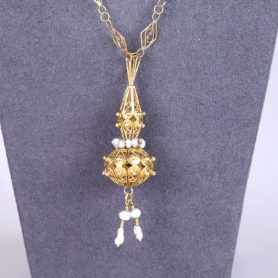 gros plan d'un collier sur un mannequin mannequin