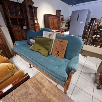 a couch that is sitting in the middle of a room