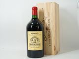 une bouteille de vin posée à côté d'une caisse en bois