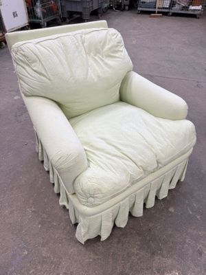 une chaise blanche posée au milieu d'un parking