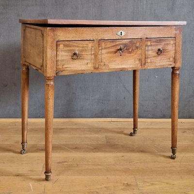 une petite table en bois avec deux tiroirs