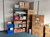 de nombreux cartons et boîtes sur une étagère dans une pièce