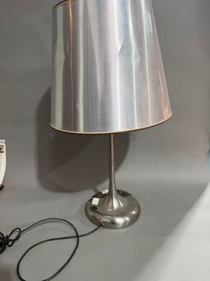 une lampe posée sur une table à côté d'un livre