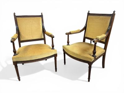 PAIRE DE FAUTEUILS en bois moulé et sculpté, à décor sommita…