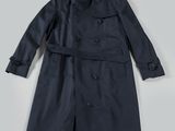 une photo d'un trench-coat bleu sur fond blanc