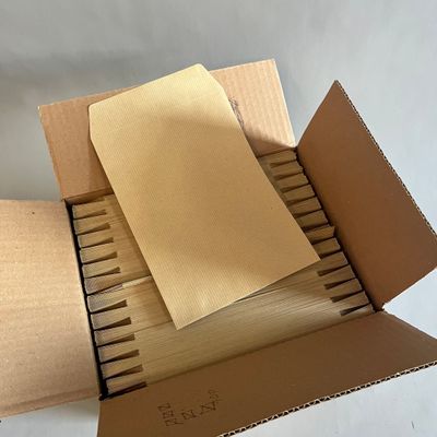 une boîte en carton avec un tas de livres à l'intérieur