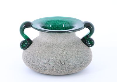 LAFIORE Petit vase bas à deux anses à enroulement appliquées…