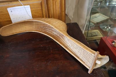 un objet en bois posé sur une table dans une vitrine
