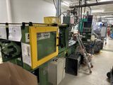 une machine qui se trouve à l'intérieur d'un bâtiment
