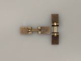 un bracelet en or orné d'une croix, sur un fond blanc